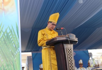 Walikota Bitung, Hengky Honandar saat menyampaikan sambutannya pada upacara pesta adat Tulude