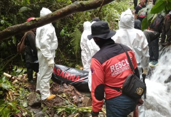 Tim SAR mengevakuasi jasad Yasid Ahmad Firdaus (26) yang ditemukan meninggal dunia di dekat aliran sungai kawasan Bukit Mitis, Tawangmangu, Karanganyar, Selasa (10/2/2026).