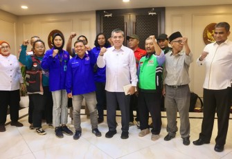 Menaker Yassierli usai menerima audiensi Aliansi Forum Rembug Pekerja Platform di Kantor Kementerian Ketenagakerjaan, Jakarta, Selasa (10/02/2026). 