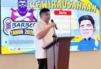 Bupati Roby saat membuka kegiatan Pelatihan Kewirausahaan Barber sekaligus menyerahkan peralatan barber shop, Rabu (11/02) di Hotel Agro Beach Resort, Teluk Bakau, Kecamatan Gunung Kijang.