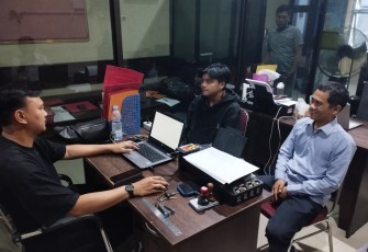 Polisi menginterogasi TN (22) dan AR (24), usai ditangkap karena mengkonsumsi tembakau sintetis pada Minggu (8/2/2026) malam. (Foto: Istimewa)
