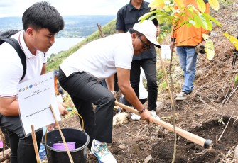 Wabup Samosir saat Tanam Pohon di Lereng Gunung Pusuk Buhit