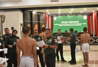 Pangdam XIII Merdeka Mayjen TNI Mirza Agus saat memimpin sidang Parade Caba PK TNI AD Gel I TA 2026.