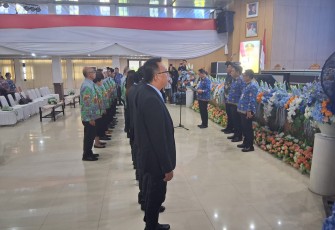 Walikota Bitung, Hengky Honandar saat melantik dan mengukuhkan pengurus FKUB, FKDM dan FKBT Kota Bitung.