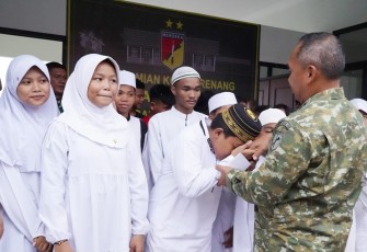 Pangdam XIII Merdeka Mayjen TNI Mirza Agus saat menyalami anak-anak Yatim.