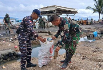 Jajaran Koramil Kodim 1310/Bitung bersama TNI AL dan masyarakat saat melaksanakan gerakan asri bersih-bersih pantai.