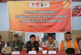 Kepala BNPB Letjen TNI Dr. Suharyanto, S.Sos, M.M., saat berdialog dengan pemerintah daerah setempat dan meninjau progres perbaikan tanggul jebol di Desa Tinanding, Kecamatan Kebonagung Kabupaten Grobogan, Provinsi Jawa Tengah, pada Jumat (20/2).