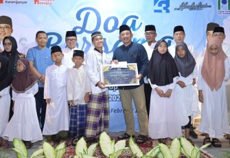 Pemberian santunan kepada anak yatim dalam acara perayaan HUT ke-43 PUDAM Tirta Lawu Karanganyar pada Minggu (22/2/2026).
