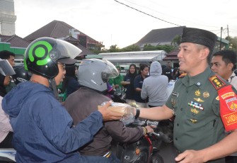 Dandim 0727/Karanganyar, Letkol Kav. Dhanang Prasetyo Kurniawan, memimpin aksi pembagian ratusan takjil gratis, di ruas Jalan Lawu, depan Makodim 0727/Karanganyar, Rabu (25/2/2026) sore.