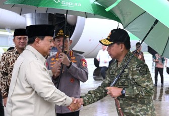 Panglima TNI saat sambut Kedatangan Presiden RI di Pangkalan TNI AU Halim PK.