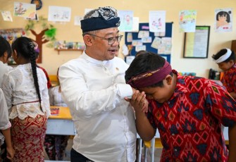 Saat berada di dalam kelas, Menteri Mu’ti berinteraksi langsung dengan murid-murid kelas 4 melalui pembelajaran Bahasa Indonesia.