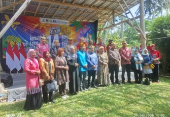 Pj Sekda Jember Ahmad Helmi Luqman S.Sos saat menghadiri Festival Egrang ke-14 di Pasar Lumpur, Desa Lembengan, Kecamatan Ledokombo, Kabupaten Jember, Sabtu (9/5/2026).