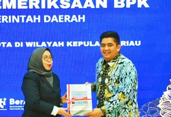 Opini WTP saat diterima langsung oleh Bupati Bintan, Roby Kurniawan