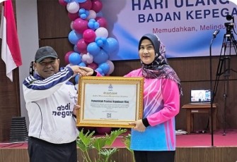 Penghargaan diserahkan langsung oleh Kepala Kantor Regional XII BKN Pekanbaru, Purjiyanta, kepada Kepala Badan Kepegawaian Daerah dan KORPRI (BKD dan KORPRI) Provinsi Kepulauan Riau, Yeny Trisia Isabella