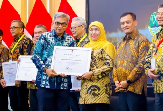 Gubernur Jawa Timur Khofifah Indar Parawansa saat menerima penghargaan langsung dari Komisi Pemberantasan Korupsi Republik Indonesia (KPK RI)