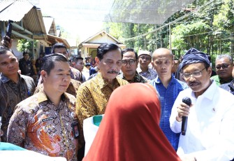 Dirjen Dukcapil Teguh Setyabudi (kenakan batik kiri), di Jakarta, Jumat (19/6/2026).