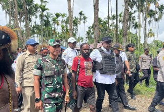 Dandim 1710/Mimika saat Ajak Warga Jaga Persaudaraan dalam Prosesi Perdamaian Perang Suku di Kwamki Narama