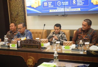 Direktur Utama PT Jamkrida Jatim, Untung Heri Sukariyanto saat menghadiri diskusi publik bertema 'Sinergi BUMD Jelang Penyertaan Modal PT Jamkrida Jatim' di Ruang Banmus DPRD Jatim, Selasa (30/6/2026).