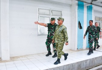 Pangdam XIII Merdeka, Mayjen TNI Mirza Agus dengan didampingi Dandim 1310/Bitung saat melakukan peninjauan lokasi
