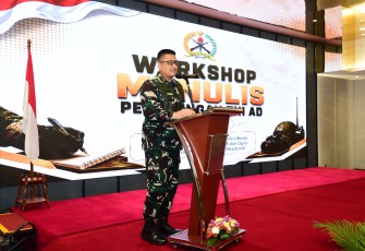 Kadispenad Brigjen TNI Donny Pramono, S.E., M.Han., saat membuka Workshop Menulis Penerangan TNI AD TA 2026 di Ballroom Hotel Novotel Mangga Dua, Jakarta, Selasa (29/7/2026).