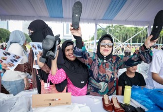 Suasana bazar rakyat di kawasan Monas, Jakarta, Sabtu (28/3)