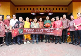 Ketum PKB Muhaimin Iskandar foto bersama di Vihara Avalokitesvara, Jakarta, Minggu (15/2)