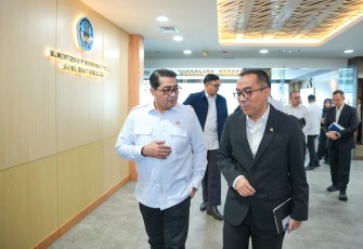 Menteri Ekonomi Kreatif/Kepala Badan Ekonomi Kreatif (Ekraf), Teuku Riefky Harsya (kiri), berbincang dengan Menteri Pendidikan Tinggi, Sains, dan Teknologi (Mendiktisaintek), Brian Yuliarto (kanan), seusai pertemuan strategis antara Kementerian Ekonomi Kreatif/Badan Ekonomi Kreatif (Kemenekraf) dan Kementerian Pendidikan Tinggi, Sains, dan Teknologi (Kemendiktisaintek) di Kantor Kemendiktisaintek, Jakarta, Rabu (22/07/2026).