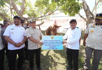 Kasatgas Tito saat Serahkan Bantuan Sapi Presiden Prabowo kepada Masyarakat Aceh