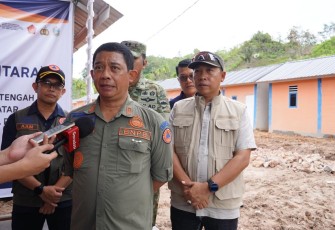 Kepala BNPB Letjen TNI Dr. Suharyanto berkesempatan untuk berdialog bersama warga penerima hunian sementara sekaligus memberikan bantuan, saat meninjau progres huntara Sibalanga, Tapanuli Utara, Jumat (6/2). Usai agenda tersebut Kepala BNPB memberikan pernyataan pers terkait progres huntara ini.
