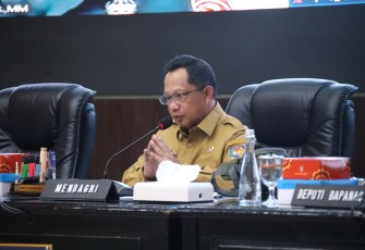 Mendagri Muhammad Tito Karnavian saat memimpin Rapat Koordinasi Pengendalian Inflasi Daerah dan Evaluasi Dukungan Pemerintah Daerah (Pemda) dalam Program Tiga Juta Rumah yang berlangsung secara hybrid dari Gedung Sasana Bhakti Praja, Kantor Pusat Kementerian Dalam Negeri (Kemendagri), Jakarta, Senin (9/2/2026).