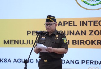 Jamdatun R. Narendra Jatna saat memimpin apel pencanangan pembangunan Zona Integritas menuju WBBM di Aula Lantai 22 Gedung Utama Kejaksaan Agung.