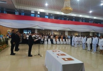 Walikota Bitung Hengky Honandar saat memimpin pelantikan 8 camat dan sejumlah pejabat eselon III dan IV Pemkot Bitung.
