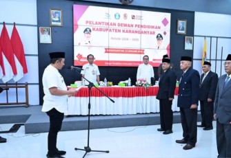 Bupati Rober Christanto melantik pengurus Dewan Pendidikan Kabupaten Karanganyar Masa Bakti 2026–2030, di Gedung Setda Karanganyar, Jumat (23/1/2026)
