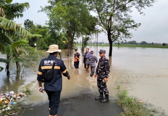 Aksi Cepat Prajurit TNI AL Bantu Korban Bencana Alam di Kabupaten Tegal dan Pemalang 
