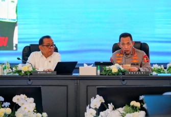 Kapolri Jenderal Listyo Sigit Prabowo saat memimpin rapat koordinasi lintas terkait kesiapan operasi ketupatan di Gedung PTIK, Jakarta Selatan, Senin (2/3/2026).