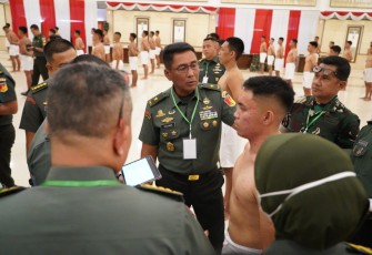 Kasdam XIII/Merdeka, saat melakukan pemeriksaan pada calon siswa dalam sidang panda Bintara PK TNI AD Gel. 1 TA 2026
