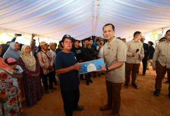 Menteri Transmigrasi, M. Iftitah Sulaiman Suryanagara dalam kunjungan kerjanya ke Kawasan Transmigrasi Barelang saat meninjau langsung progres pembangunan sekaligus menyerahkan bantuan kepada masyarakat, Jumat (20/3).