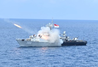 Penembakan Rudal Exocet MM40 Block 3 oleh unsur KRI.