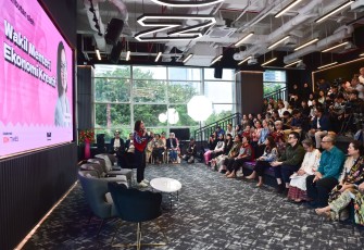 Wakil Menteri Ekonomi Kreatif, Irene Umar, menyampaikan sambutan pada kegiatan Jelang Hari Pers Nasional 2026, diskusi dan nonton bareng film dokumenter “Roehana Koeddoes” di The Plaza Auditorium, IDN HQ, Jakarta, Jumat (6/2/2026)