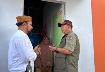 Kepala BNPB Letjen TNI Dr. Suharyanto, S.Sos., M.M (kemeja hijau dan rompi) bersama Bupati Aceh Timur Iskandar Usman Al-Farlaky saat meninjau hunian sementara insitu yang telah dihuni warga di wilayah Kabupaten Aceh Timur, pada Kamis (26/2).