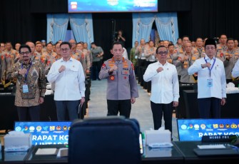 Kapolri Jenderal Listyo Sigit Prabowo foto bersama dalam rapat koordinasi lintas sektoral di Gedung PTIK, Jakarta Selatan, Senin (2/3/2026).