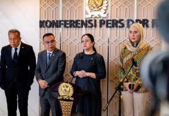 Ketua DPR RI Puan Maharani seusai Rapat Paripurna Masa Persidangan IV Tahun Sidang 2025-2026 DPR yang digelar di Gedung Nusantara II, Kompleks Parlemen, Senayan, Jakarta, Kamis (12/3/2026).