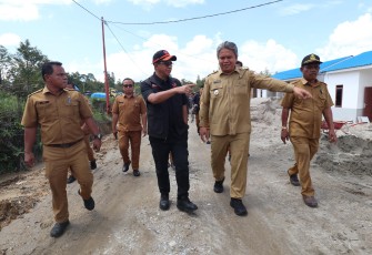 Kepala BNPB Letjen TNI Dr. Suharyanto S.Sos., M.M., (baju dan rompi hitam) bersama Wakil Bupati Tapanuli Utara, Deni Parlindungan, beserta jajaran saat hadir mengecek pembangunan hunian tetap (huntap) bagi warga terdampak bencana hidrometeorologi basah di Desa Dolok Nauli, Kecamatan Adian Koting, Kabupaten Tapanuli Utara, Sumatra Utara, Senin (20/4).