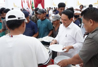 Walikota Bengkulu Dedy Wahyudi menggelar pertemuan sekaligus silaturahmi bersama para driver pengangkut sampah di Balai Kota Merah Putih, Minggu (1/2/2026) /Foto : MC