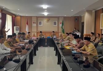 Rapat dipimpin Sekretaris Daerah Provinsi Bengkulu, Herwan Antoni, bersama Satuan Kerja Kementerian Perumahan dan Kawasan Permukiman (PKP) serta pemerintah kabupaten/kota se-Provinsi Bengkulu /Foto : MC 