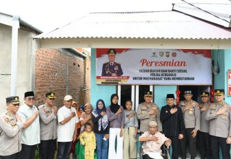 Foto Bersama Kapolda Bengkulu dan Jajaran, Wali Kota Bengkulu serta Jajaran Usai Penyerahan Program Bedah Rumah/Foto : MC 