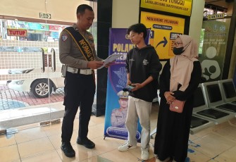 Petugas Satlantas Polres Jember memberikan pendampingan dan edukasi kepada masyarakat melalui program Polantas Menyapa di Kantor Samsat Jember, sebagai upaya menghadirkan pelayanan yang humanis, transparan, dan responsif.