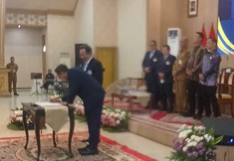 Pelantikan pengurus IKA Unair Cabang Jember di Pendopo Wahyawibawagraha, Senin (27/7/26).