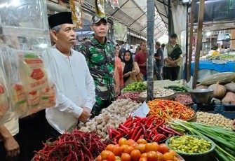 Kodim 0806/Trenggalek dan Pemkab saat Pantau Harga Sembako di Pasar Tradisional
