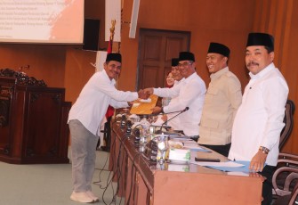 Fraksi-fraksi di DPRD Kabupaten Malang menyampaikan tanggapan atas pendapat Bupati Malang terkait Raperda tentang Pemberdayaan Masyarakat dalam rapat paripurna, Rabu (22/4/2026).